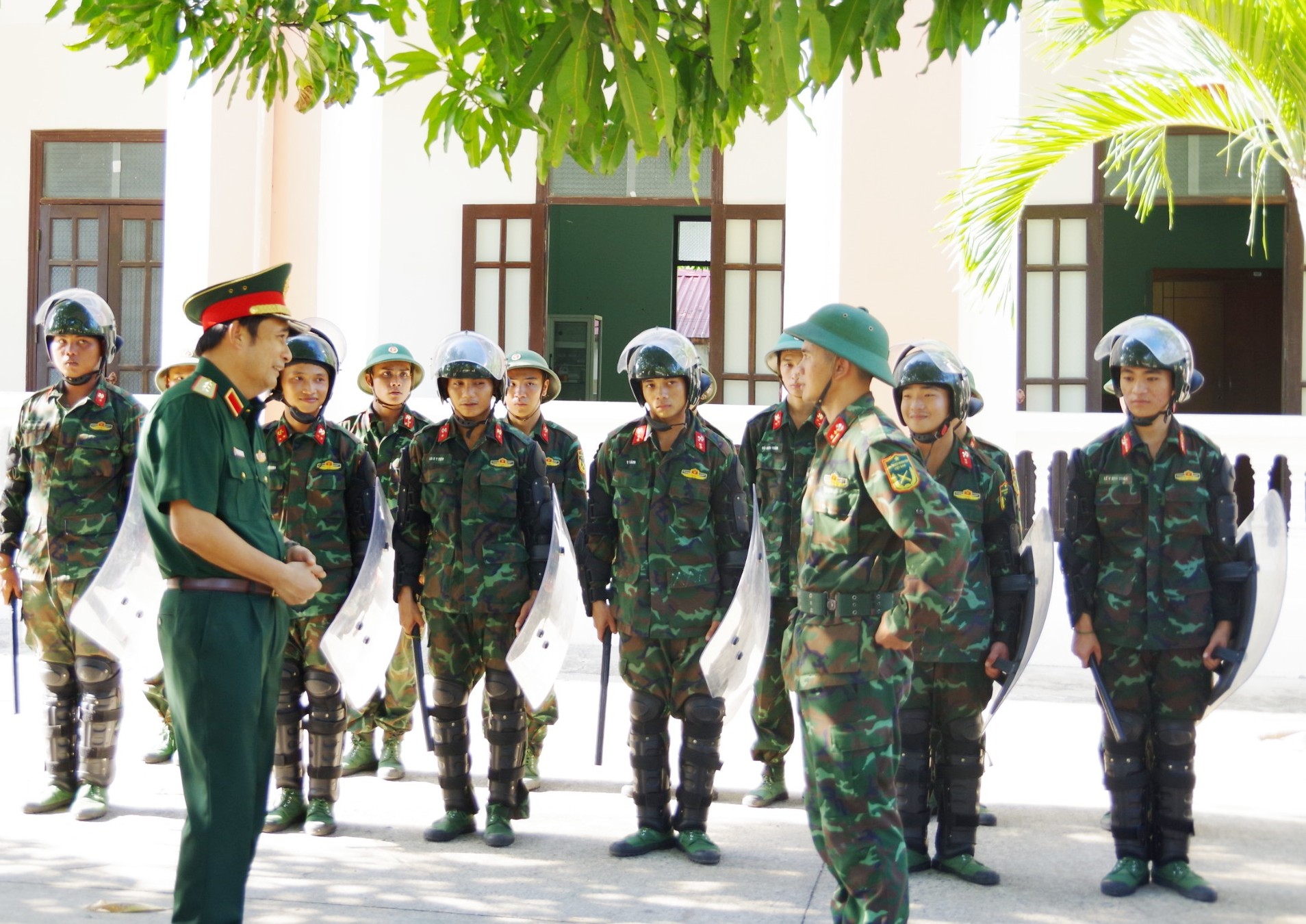 Thượng tướng Phùng Sĩ Tấn kiểm tra công tác sẵn sàng chiến đấu tại đơn vị.