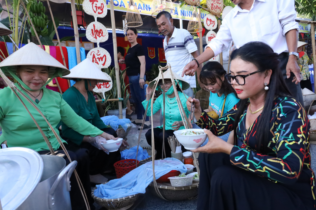 Ninh Hoa people enjoy fish fillet rice noodle soup
