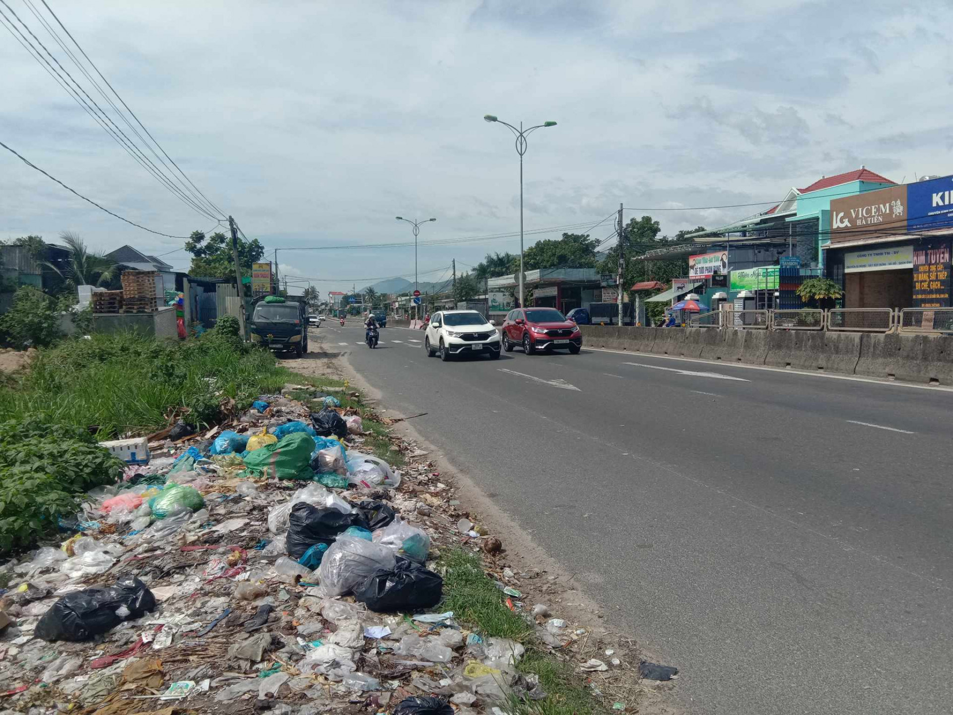 Đổ rác nơi hành lang quốc lộ