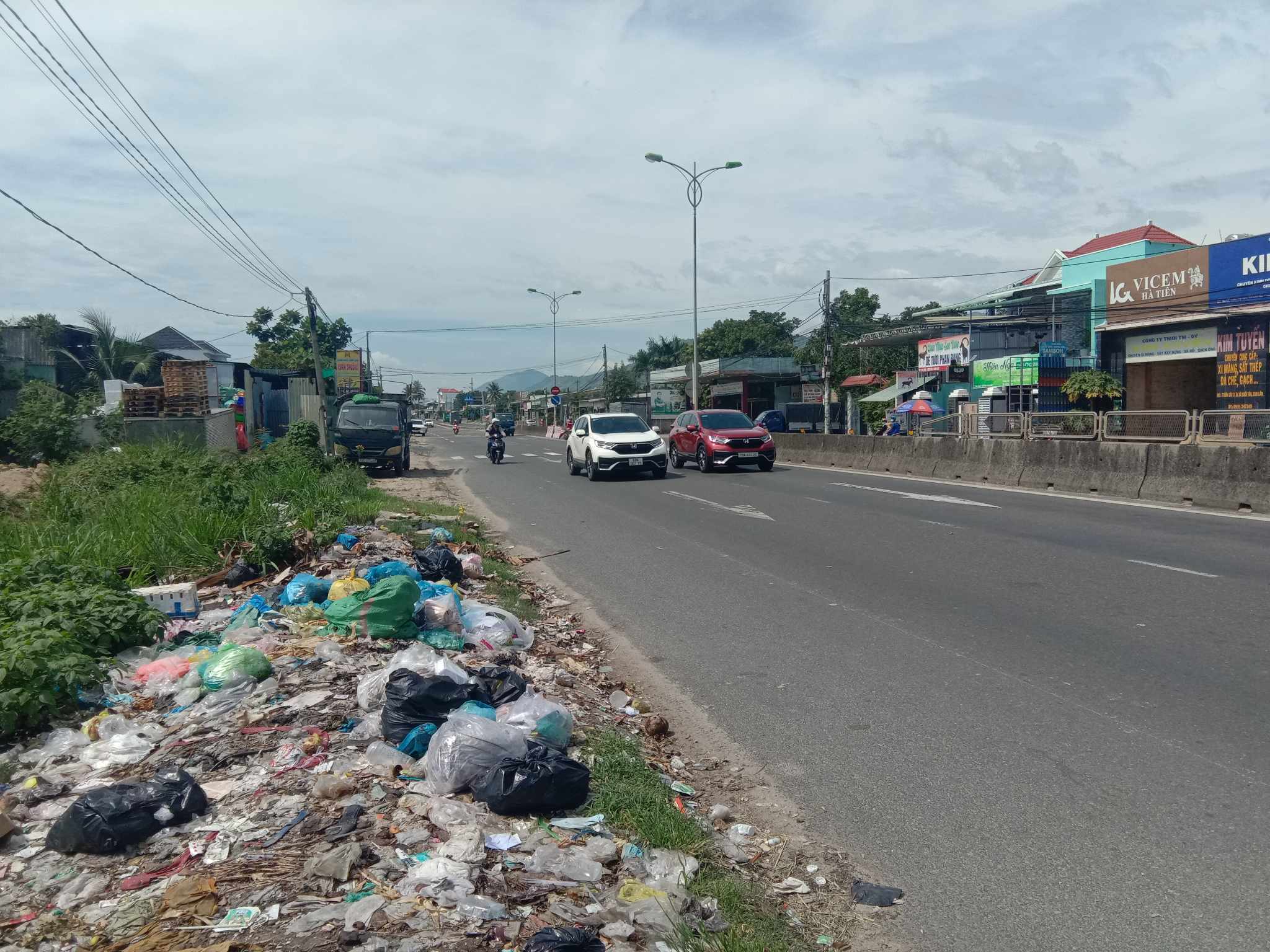 Đổ rác nơi hành lang quốc lộ