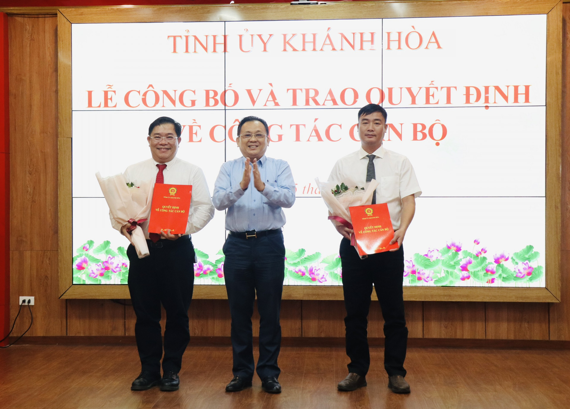 Đồng chí Lê Hữu Hoàng - Phó Chủ tịch thường trực UBND tỉnh trao quyết định cho ông Nguyễn Văn Nhuận và ông Châu Ngô Anh Nhân 
