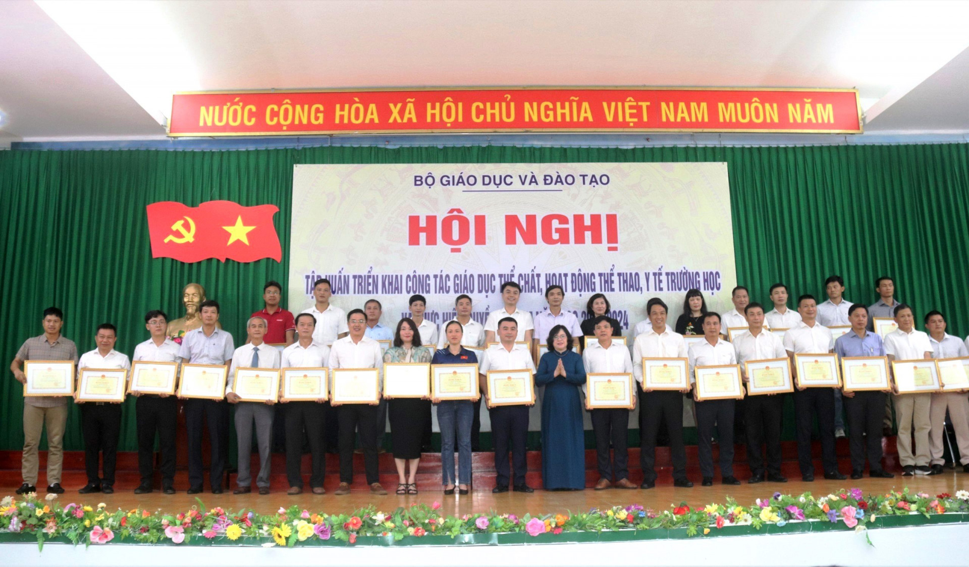 thứ trưởng trao giấy khen cho các cá nhân có thành tích xuất sắc trong hoạt động giáo dục thể chất,.... (chủ đề hội nghị) năm học 2022 - 2023