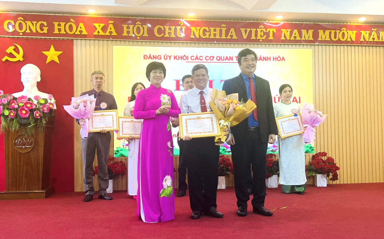 Bà Phạm Thị Khánh Hương - Bí thư Đảng ủy Khối các cơ quan tỉnh và ông Tạ Hồng Quang - Giám đốc Sở Lao động - Thương binh và Xã hội trao giải Nhất cho thí sinh Lê Hùng Nghệ.