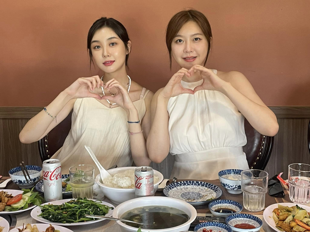 Miss Lee Seung Hyun and runner-up Choi Jung Yoon enjoy food in Nha Trang.