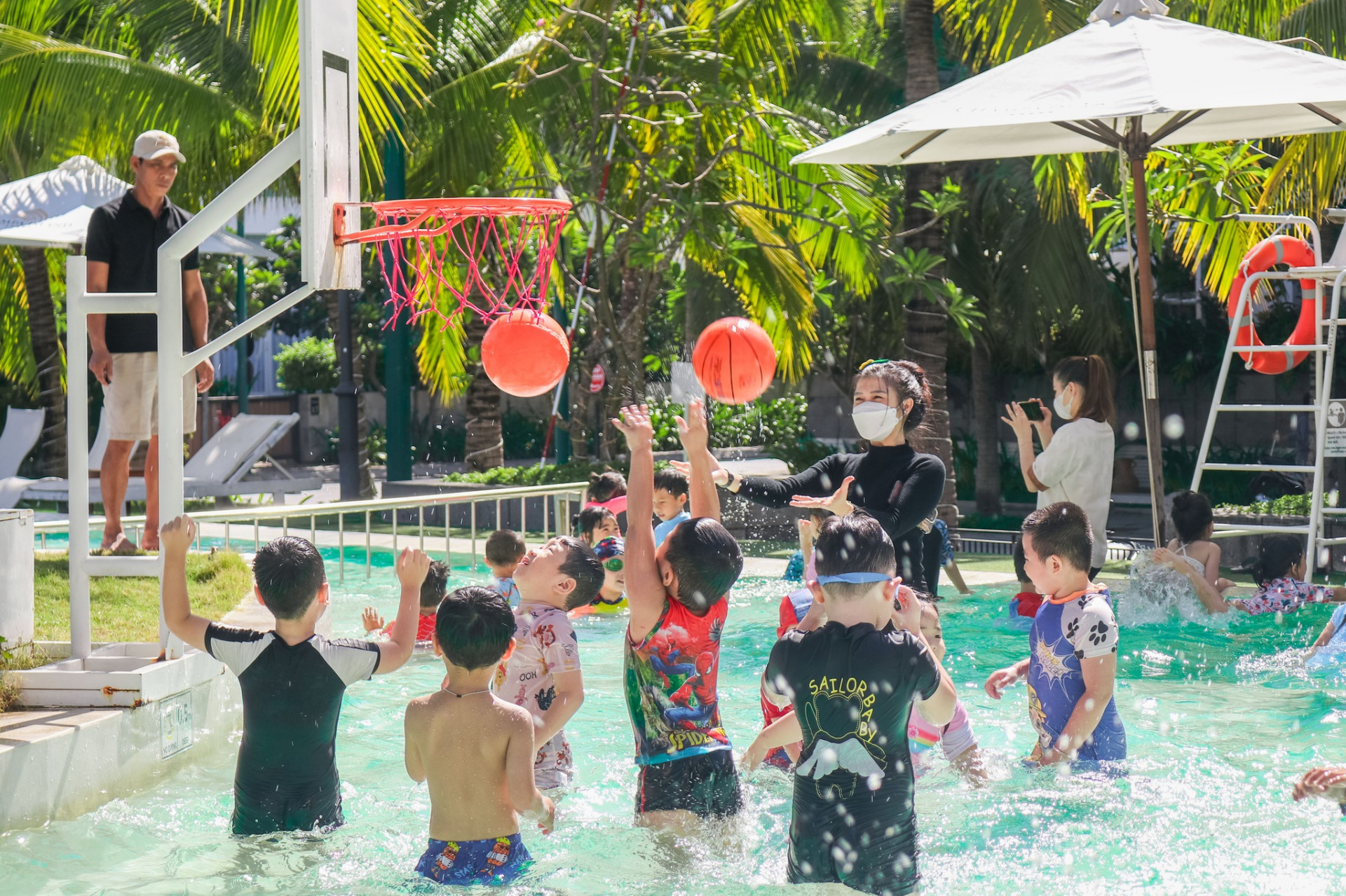 Du khách nhí giải nhiệt tại Khu du lịch Champa Island.
