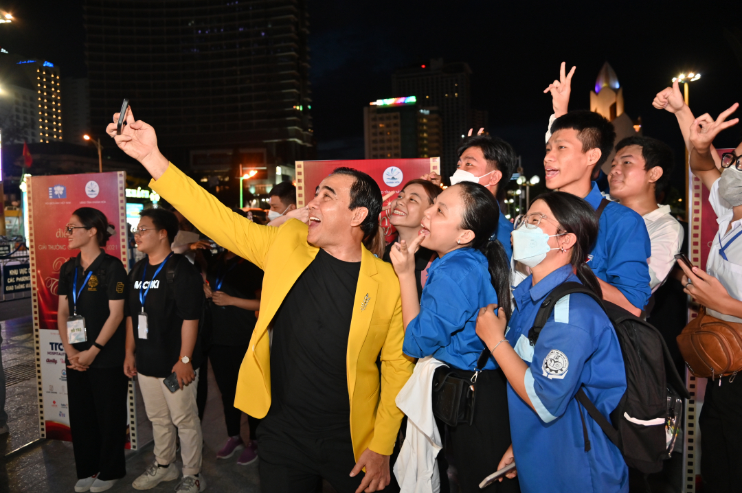 Meritorious Artist Quyen Linh posing with audience at the Golden Kite Award 2022 in Nha Trang. Photo: Vinh Thanh
