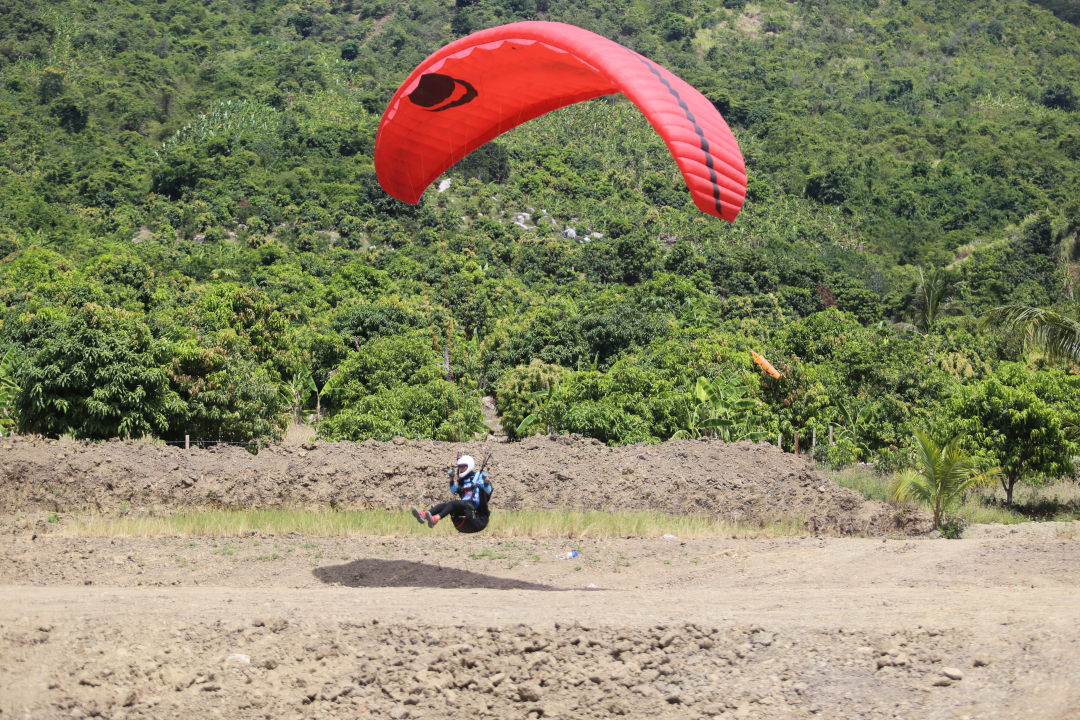 Trainees practice paragliding at the site in Dac Loc Hamlet, Vinh Phuong Commune, Nha Trang
