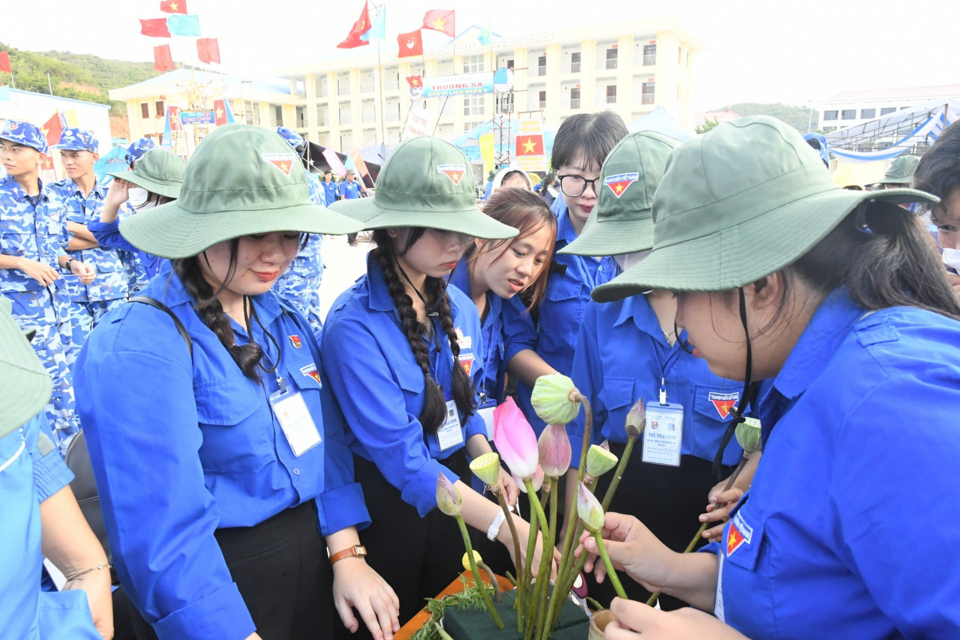 Các trại sinh tham gia phần thi cắm hoa.