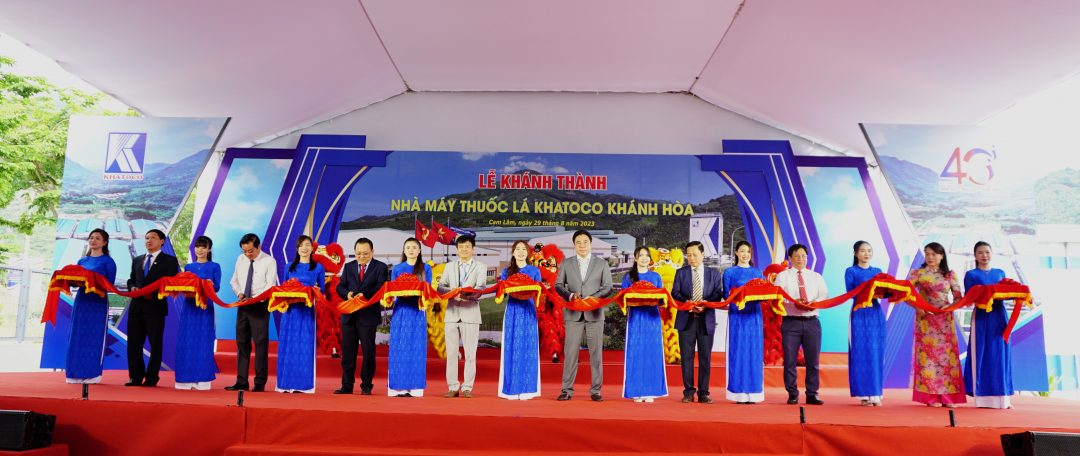 Khanh Hoa’s leaders cutting ribbon to inaugurate Khatoco Khanh Hoa Cigarette Factory at Trang E Industrial Cluster 
