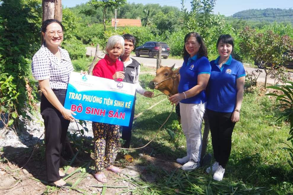 Các cơ quan, đơn vị tặng phương tiện sinh kế cho gia đình bà Knai H Dú.