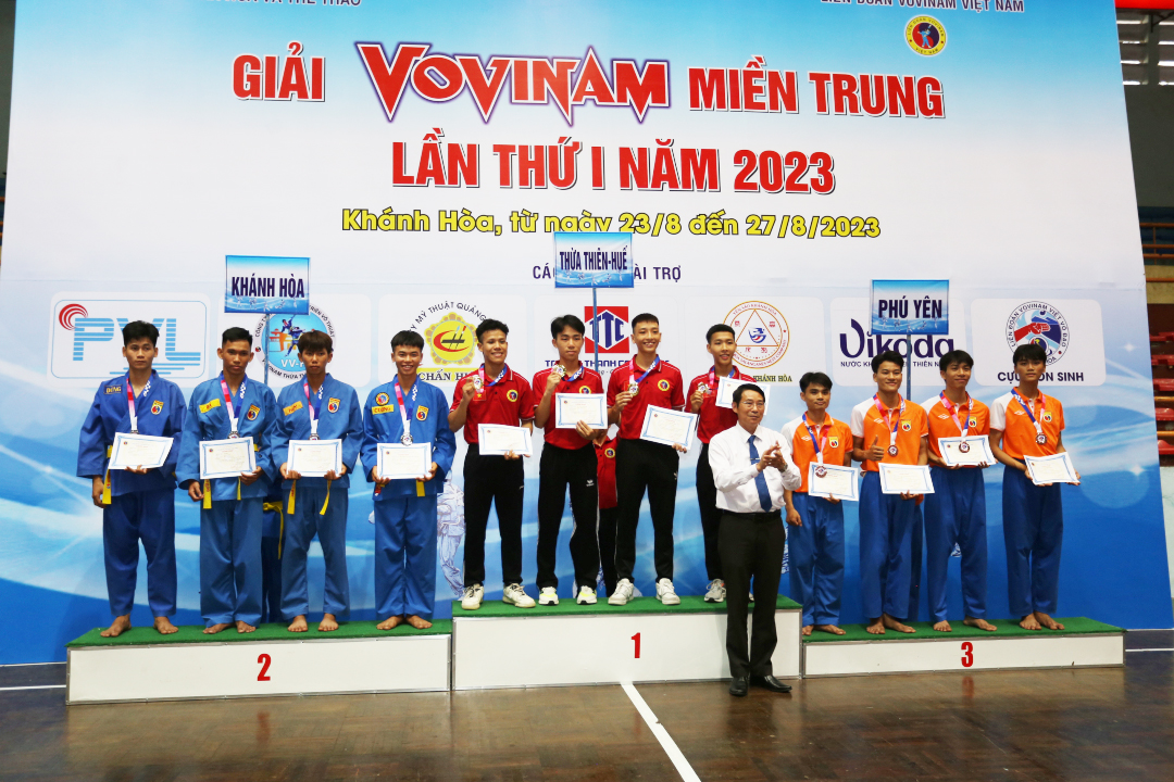 Dinh Van Thieu offering medals to the winners on the first match day 
