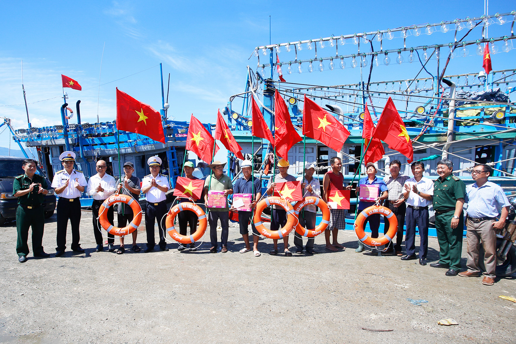 Vùng 4 Hải quân phối hợp tổ chức tặng quà, khám bệnh, cấp thuốc cho ngư dân