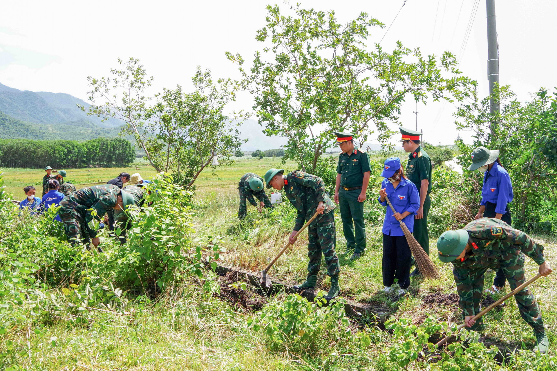 Các cán bộ, học viên tham gia tổ chức dọn vệ sinh, nạo vét kênh mương nội đồng xã Ninh Tây.