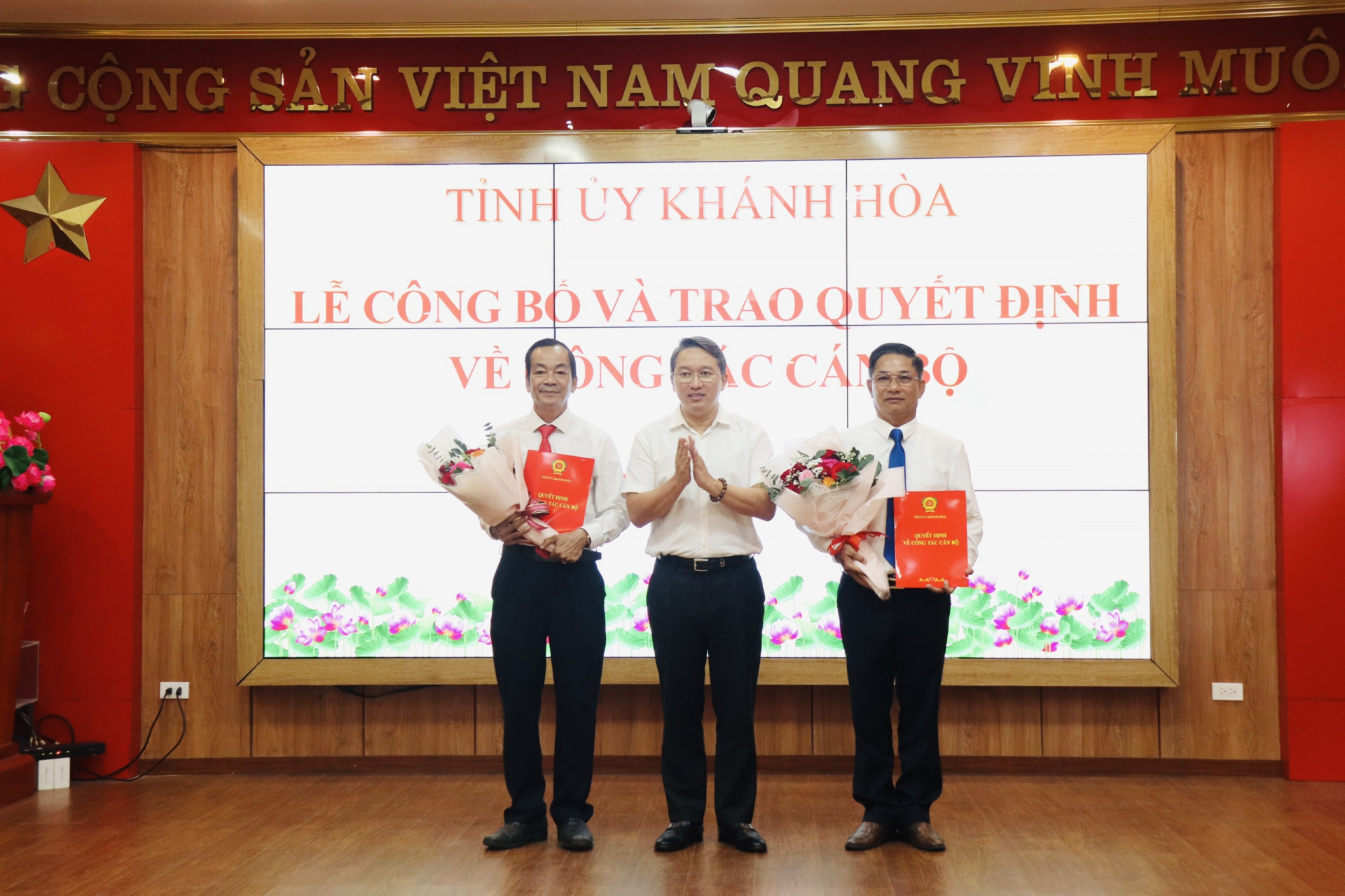 Bí thư Tỉnh ủy Khánh Hòa Nguyễn Hải Ninh trao quyết định cho đồng chí Nguyễn Văn Thiện và Đinh Văn Dũng