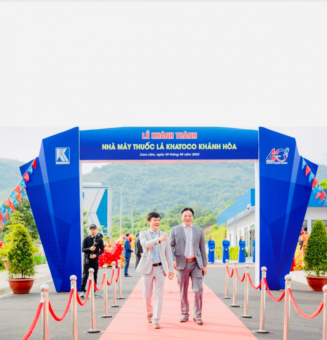 Nguyen Khac Toan (right) visit Khatoco Khanh Hoa Cigarette Factory

