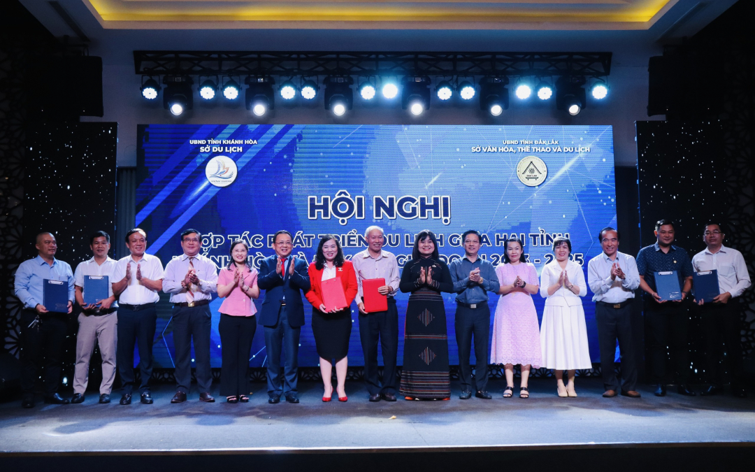 Khanh Hoa Department of Tourism and Dak Lak Department of Culture, Sports and Tourism and tourism enterprises exchanged a memorandum of understanding.