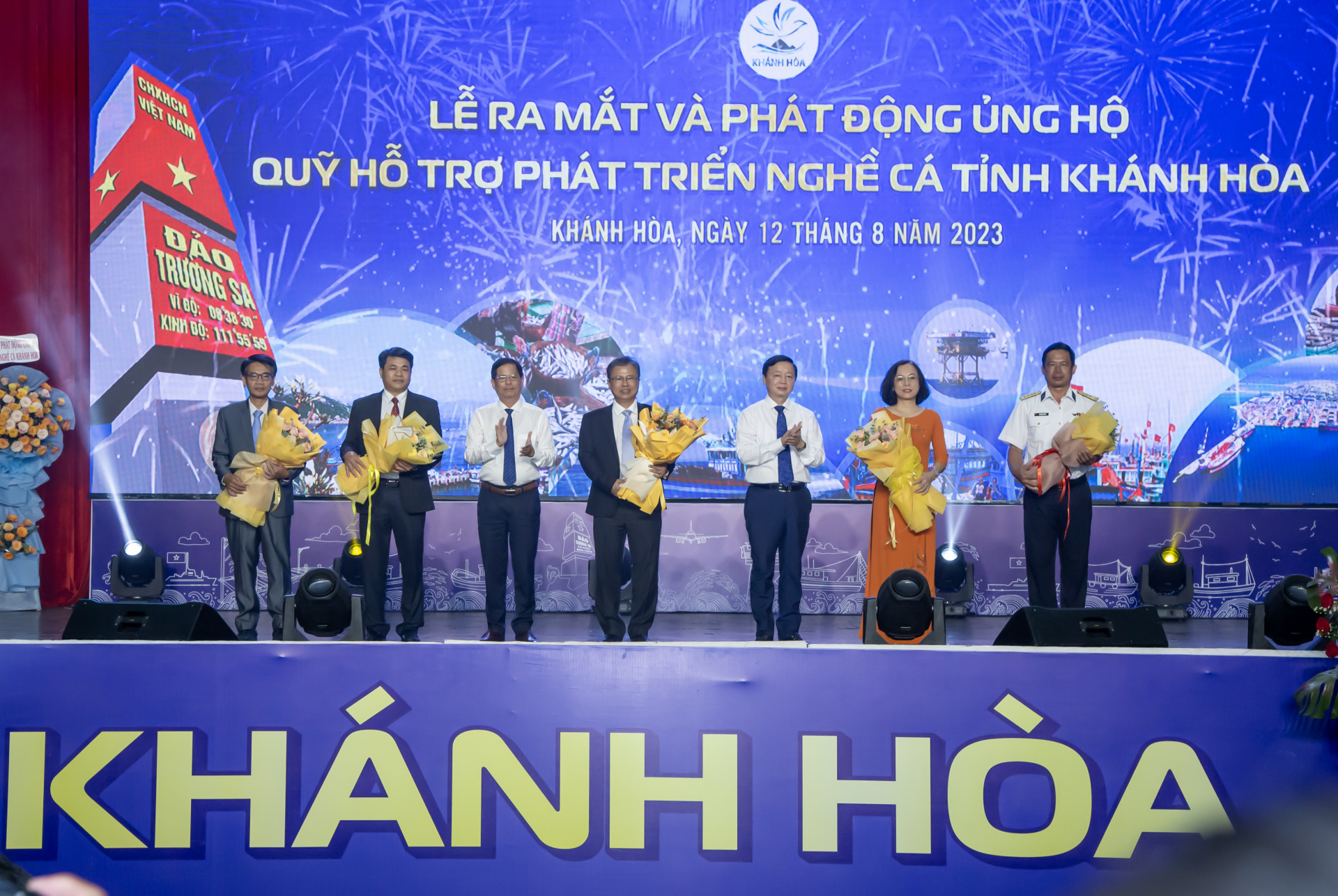 Phó Thủ tướng Chính phủ Trần Hồng Hà và Chủ tịch UBND tỉnh Khánh Hòa Nguyễn Tấn Tuân tặng hoa chúc mừng Hội đồng quản lý Quỹ hỗ trợ phát triển nghề cá Khánh Hòa tại lễ ra mắt quỹ 