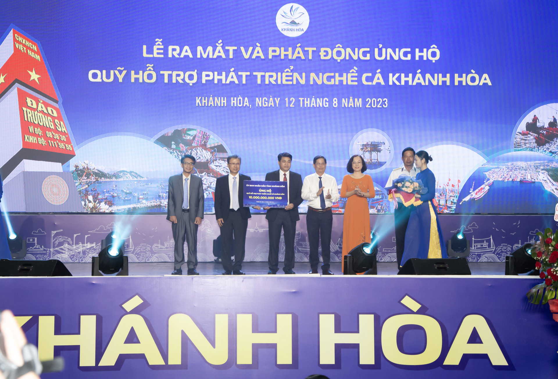 Chủ tịch UBND tỉnh Nguyễn Tấn Tuân trao số tiền 10 tỷ đồng của Tỉnh ủy, HĐND, UBND, Ủy ban MTTQ Việt Nam tỉnh Khánh Hòa ủng hộ quỹ