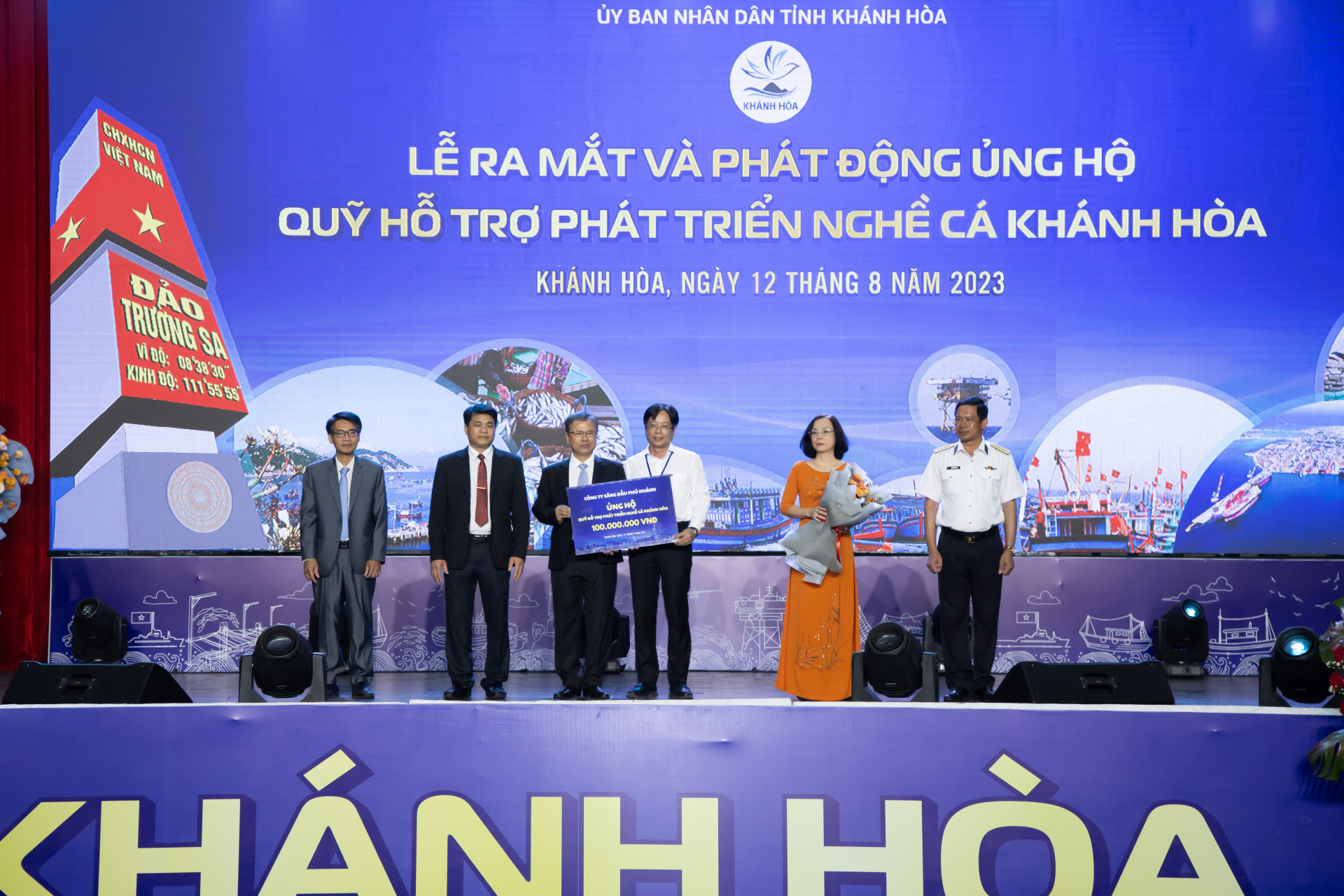 Có nhiều doanh nghiệp trong tỉnh đã ủng hộ quỹ tại lễ ra mắt. (Trong ảnh Hội đồng quản lý quỹ tiếp nhận số tiền 100 triệu đồng ủng từ Công ty Xăng dầu Phú Khánh) 