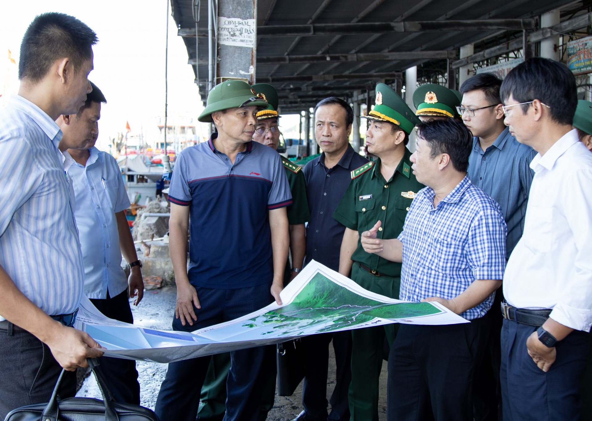 Đoàn công tác kiểm tra tại cảng cá Hòn Rớ