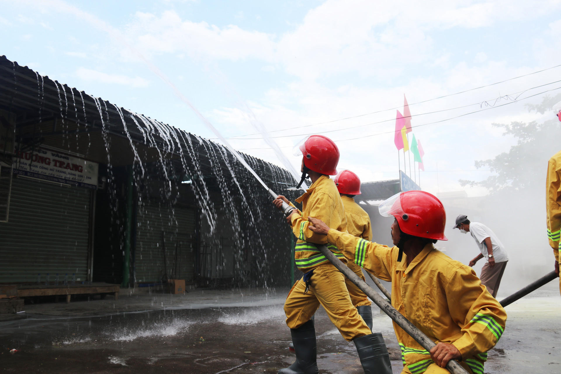 Đội phòng cháy chữa cháy cơ sở tham gia chữa cháy