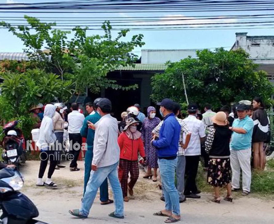 Người dân địa phương vây quanh căn nhà xảy ra sự việc thương tâm