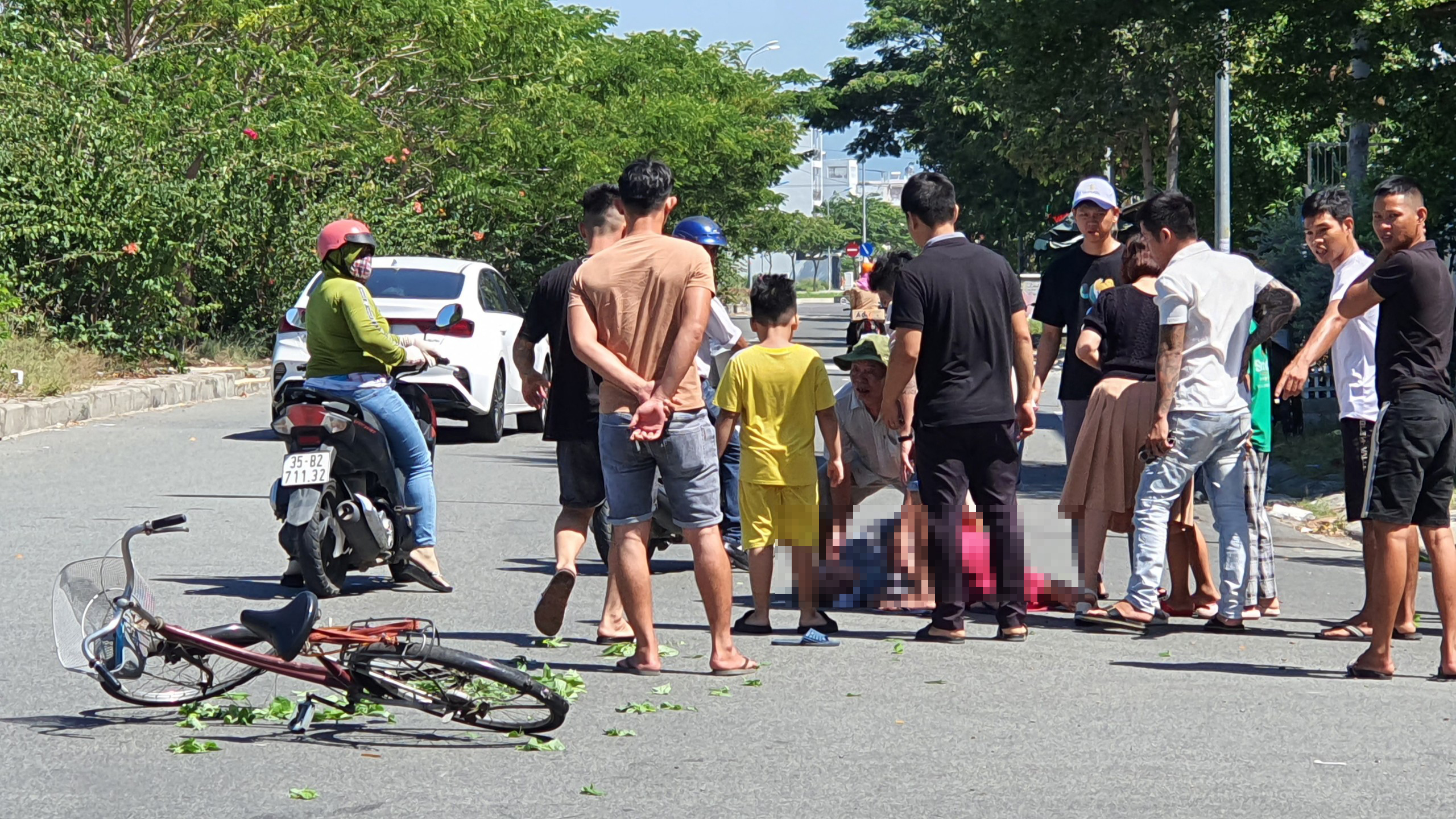 Va chạm với xe máy chở đá, cụ bà bất tỉnh