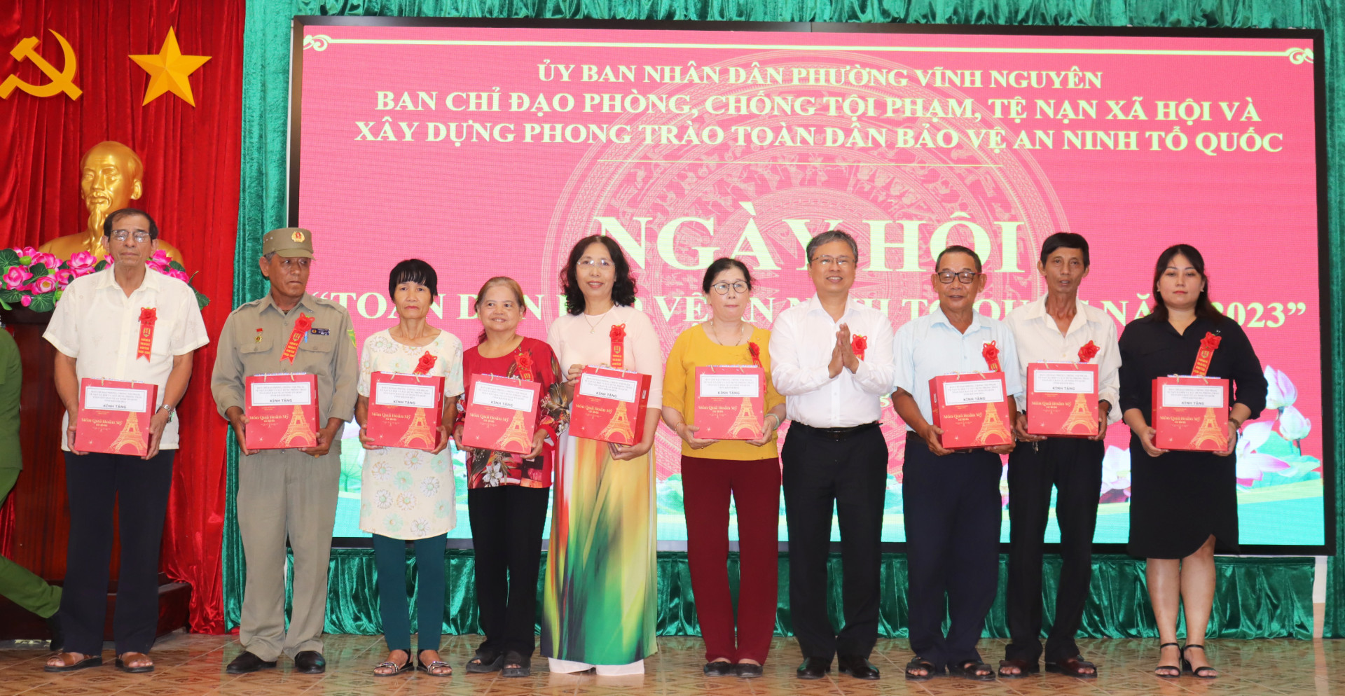 Ông Trần Hòa Nam trao quà cho các cá nhân tiêu biểu trong thực hiện phong trào toàn dân bảo vệ ANTQ của phường Vĩnh Nguyên