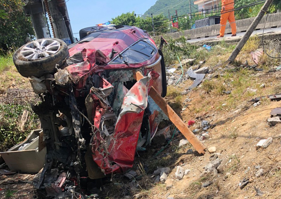 Xe 5 chỗ mất lái tông gãy trụ điện, 4 người bị thương