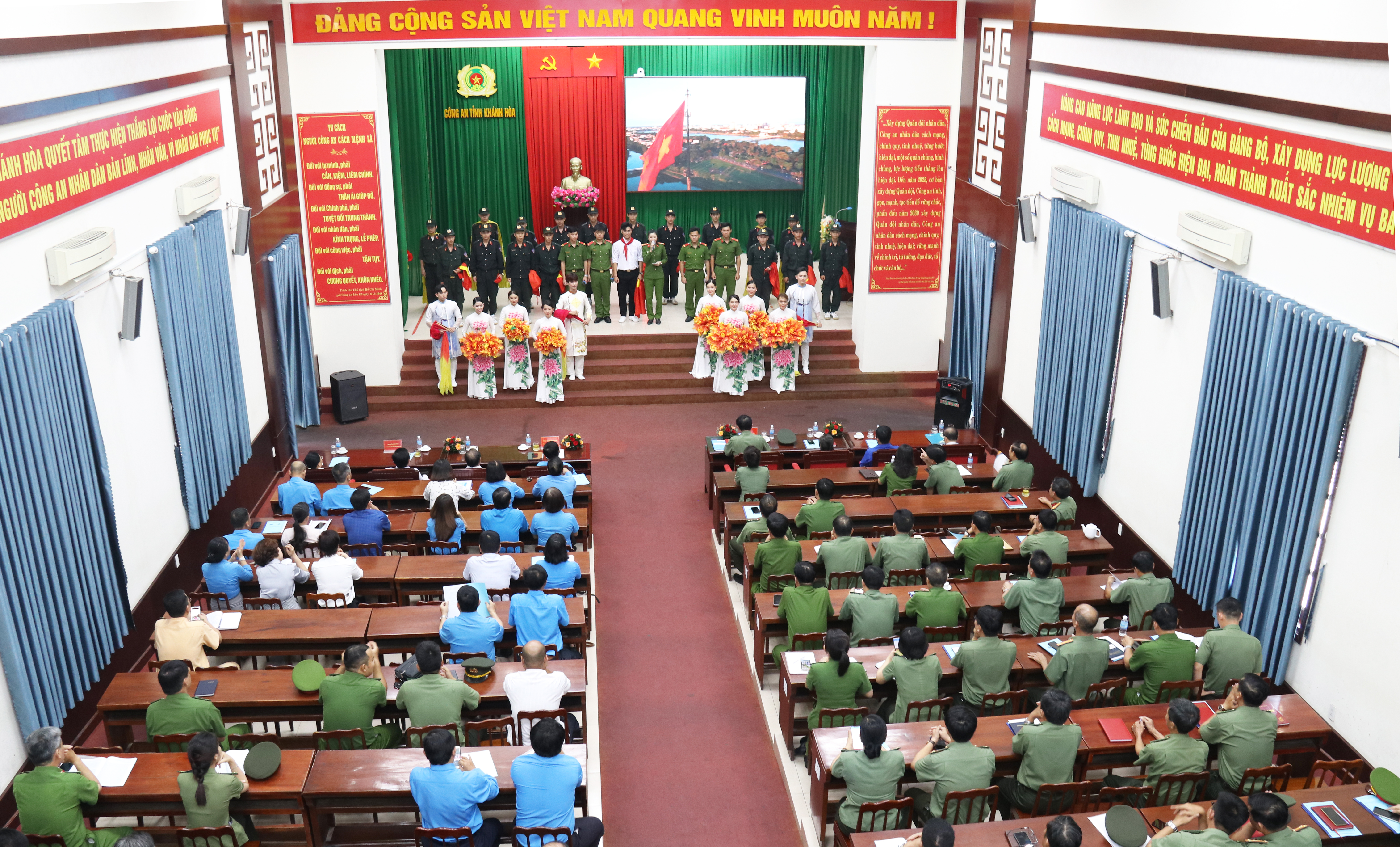 Công an tỉnh - Liên đoàn Lao động tỉnh Khánh Hòa:: Biểu dương điển hình tiên tiến trong phong trào toàn dân bảo vệ an ninh Tổ quốc