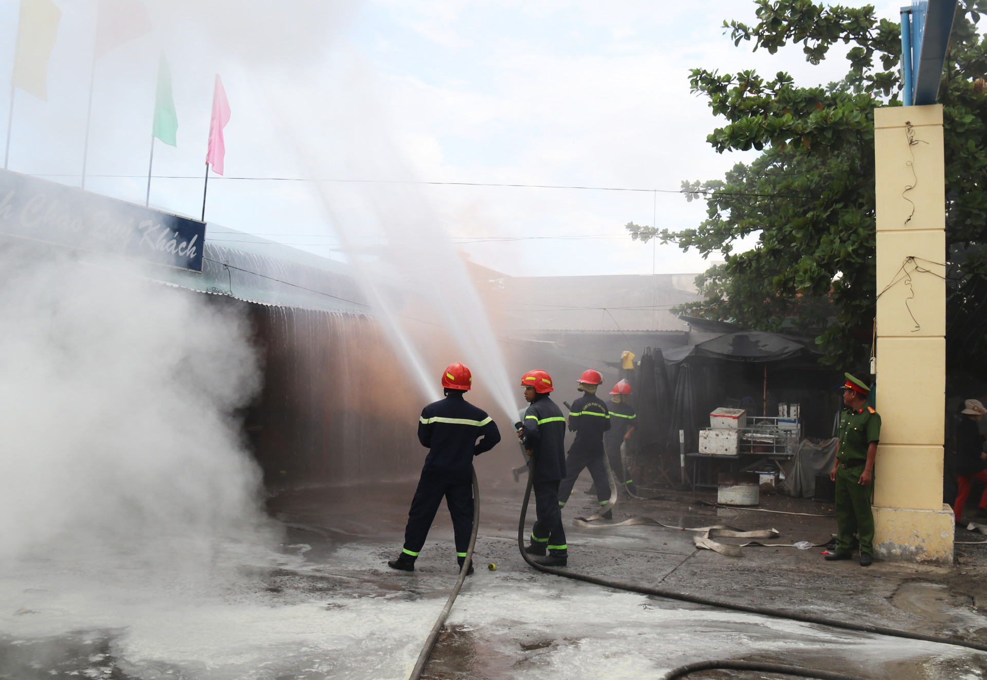 Lực lượng chữa cháy chuyên nghiệp tại hiện trường