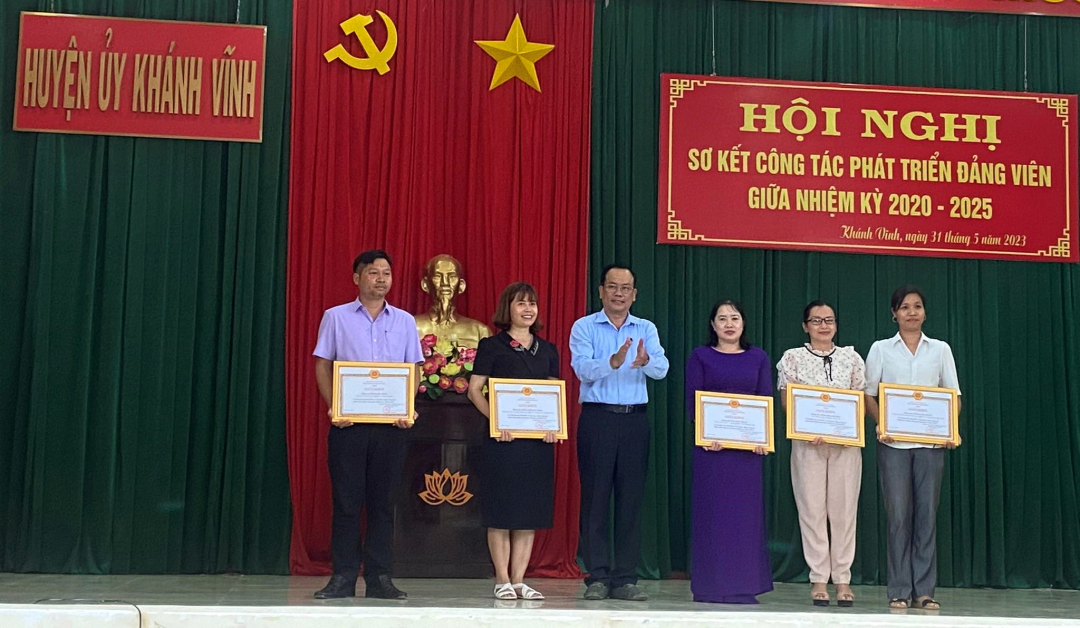 Ông Đặng Văn Tuấn - Phó Bí thư Thường trực Huyện ủy Khánh Vĩnh trao thưởng cho các tập thể, cá nhân có thành tích trong công tác phát triển đảng viên nửa đầu nhiệm kỳ 2020 - 2025. 
