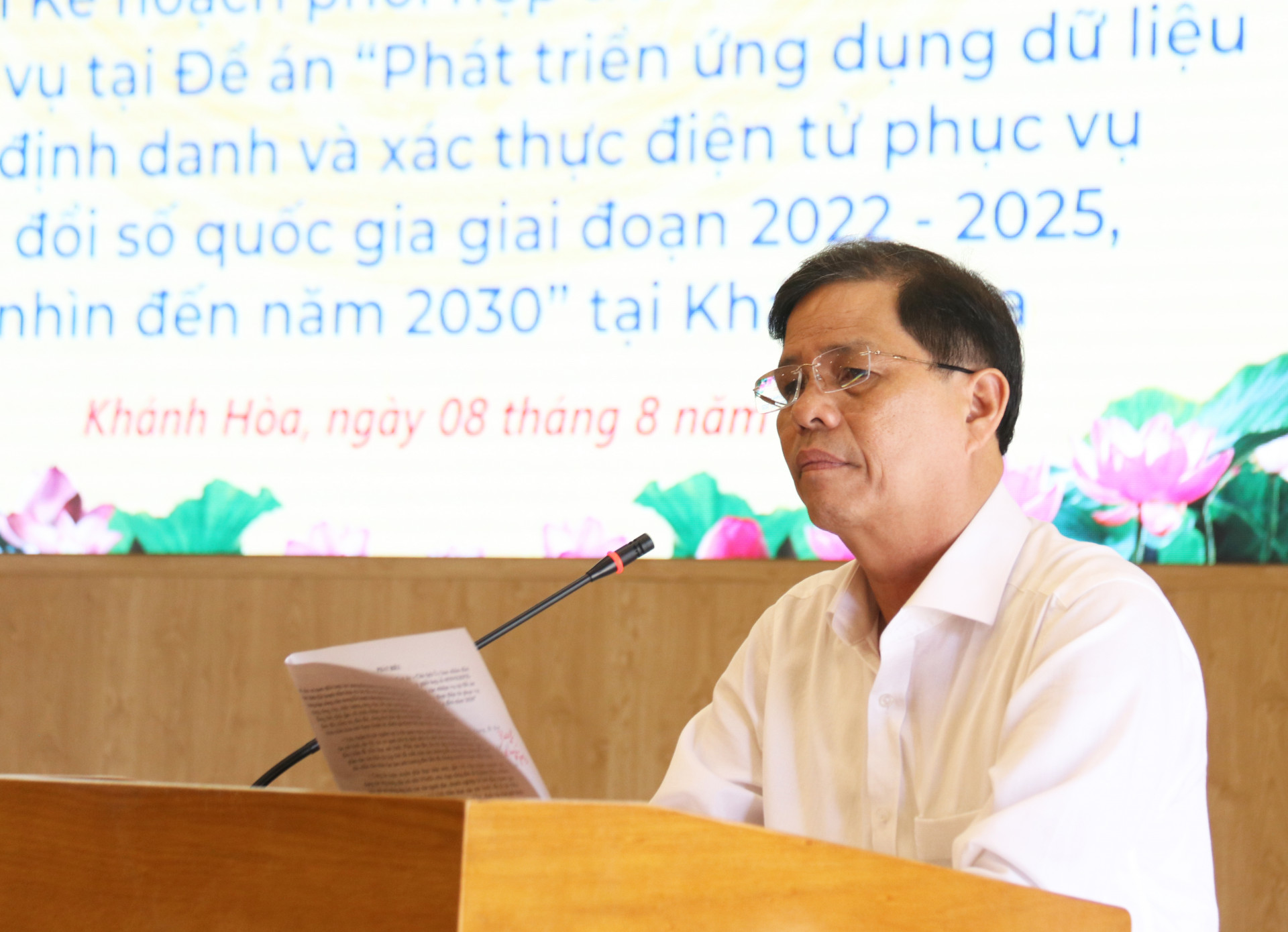 Đồng chí Nguyễn Tấn Tuân phát biểu tại hội nghị