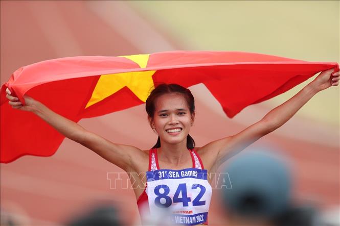 VĐV Phạm Thị Hồng Lệ giành HCV SEA Games 31 cự ly chạy 10.000m. Ảnh:TTXVN
