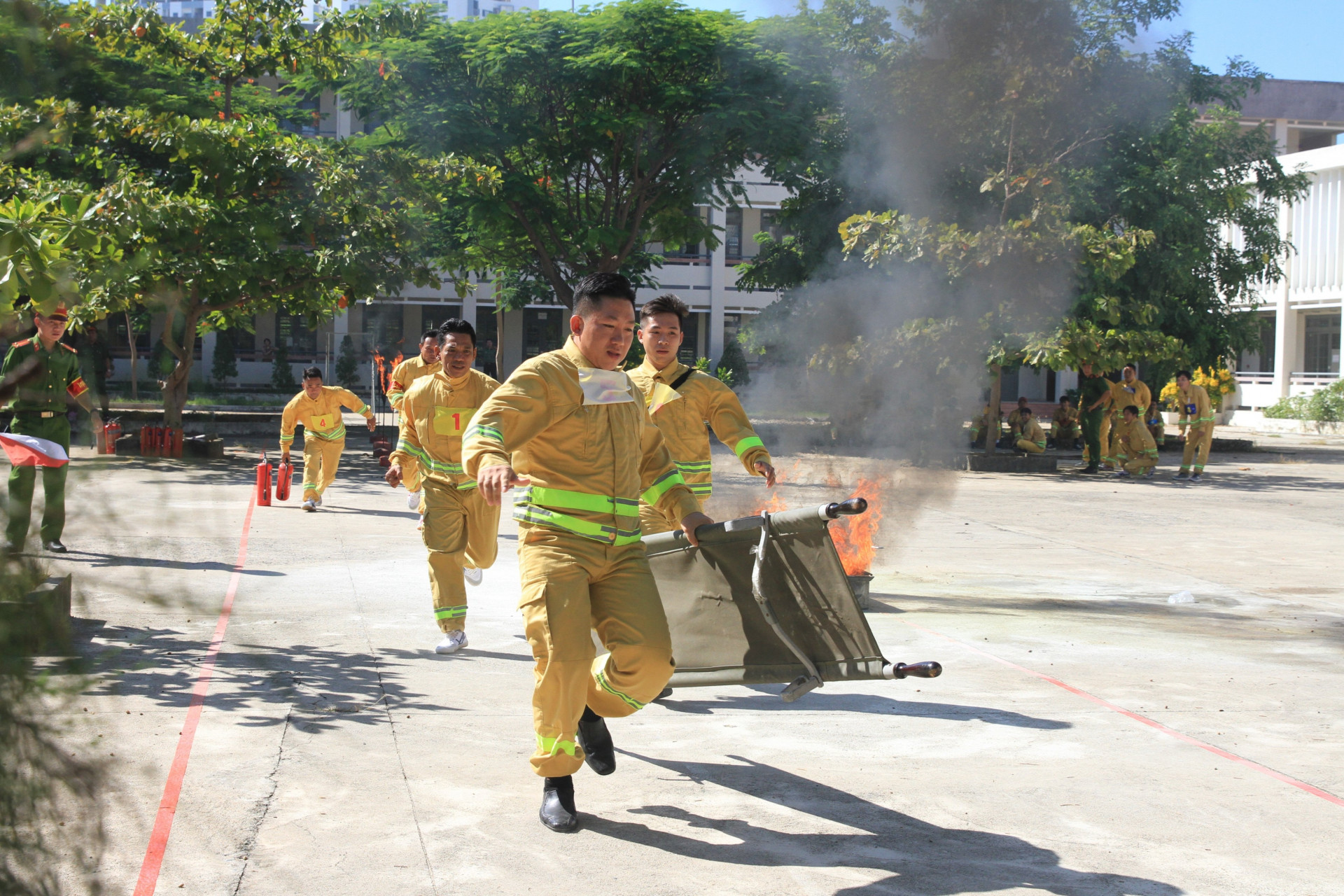 Vận động viên sử dụng cáng để cứu người bị nạn trong thời gian nhanh nhất, để đưa đến nơi an toàn 