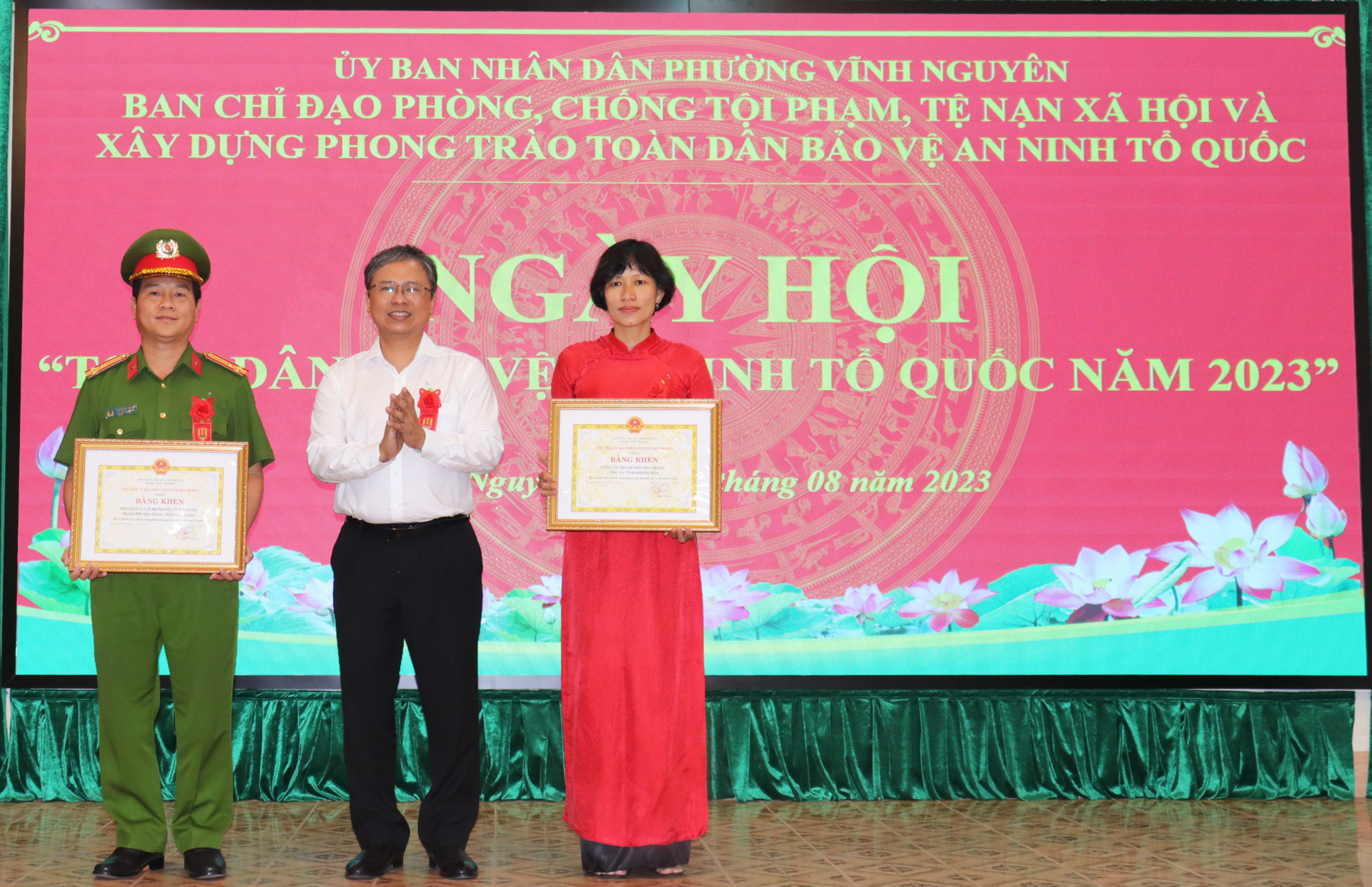Ông Trần Hòa Nam trao bằng khen cho 2 tập thể xuất sắc trong thực hiện phong trào toàn dân bảo vệ ANTQ