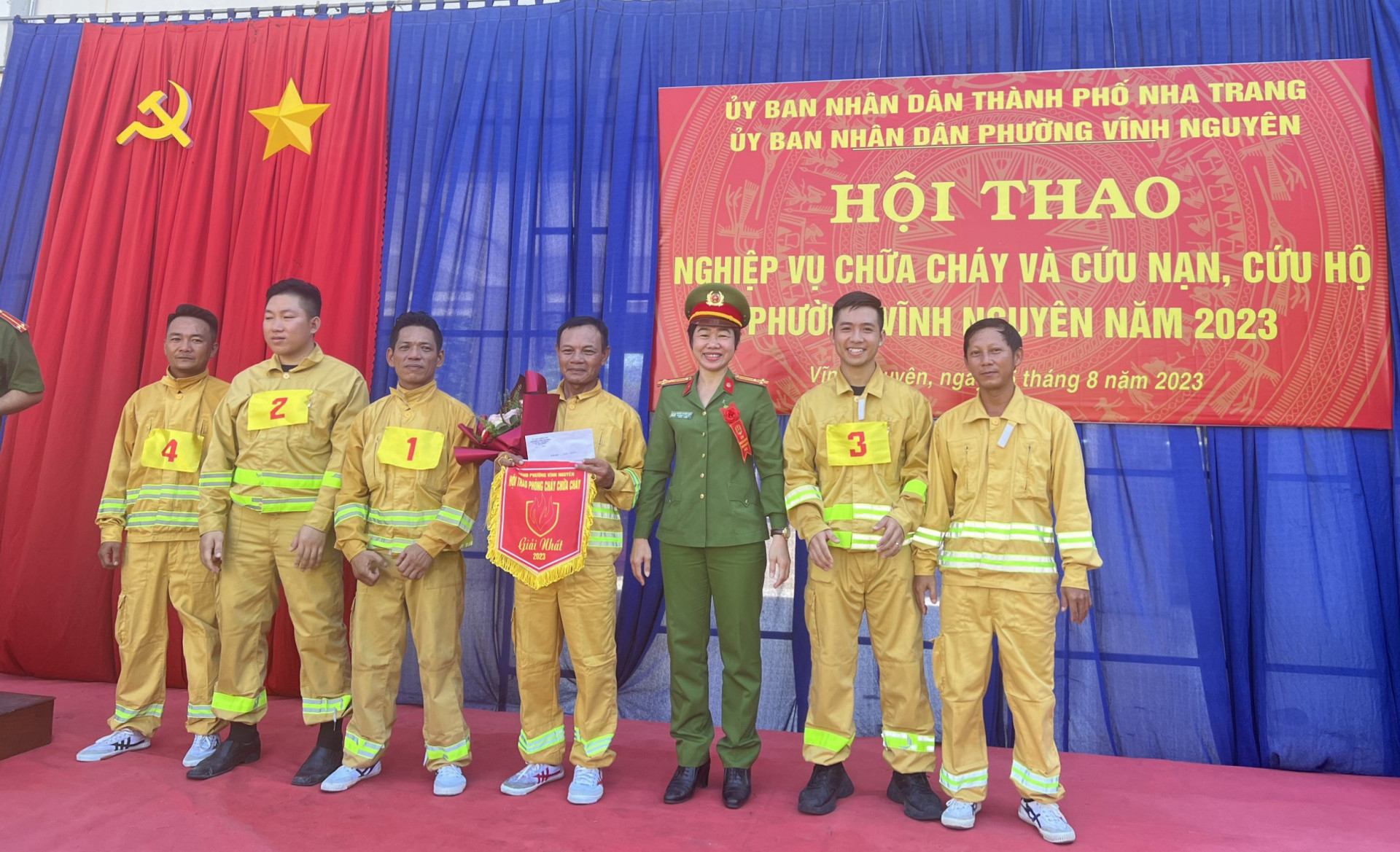 Lãnh đạo Công an TP. Nha Trang trao giải nhất cho Đội dân phòng liên quân Tây Sơn - Tây Hải