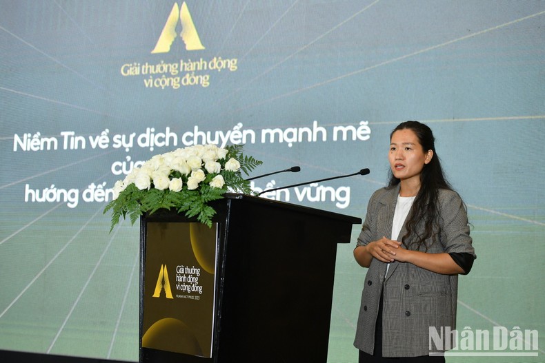 Bà Đặng Thị Thương, Giám đốc dự án Human Act Prize trình bày ý nghĩa của Giải thưởng Hành động vì cộng đồng tại lễ công bố. (Ảnh: Thành Đạt)

