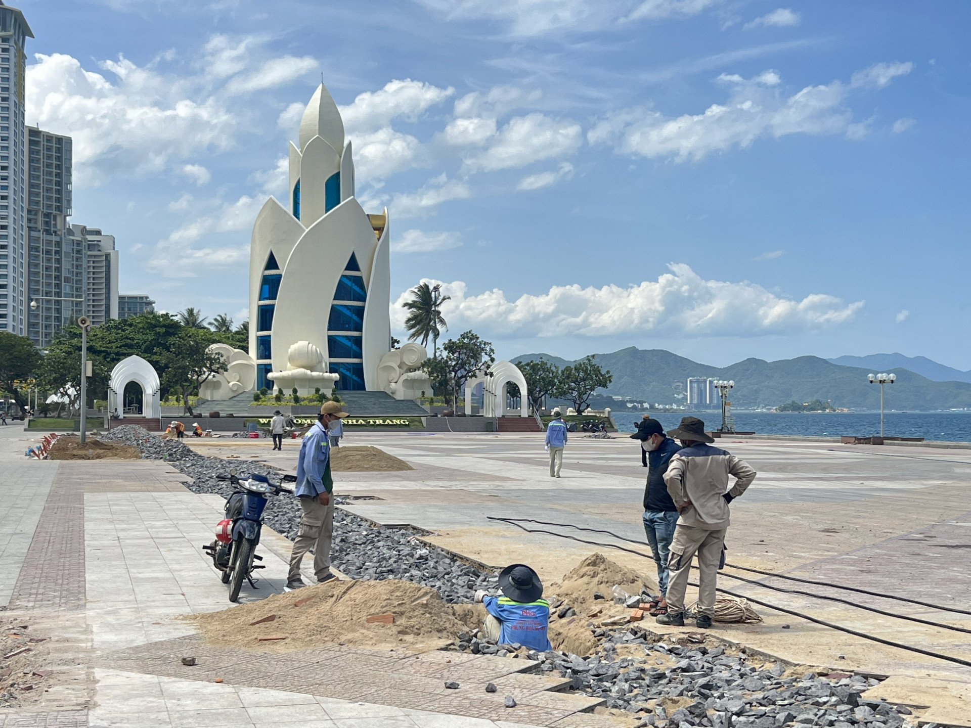 Công nhân đang tháo dỡ phần gạch để trồng cỏ nhung Nhật