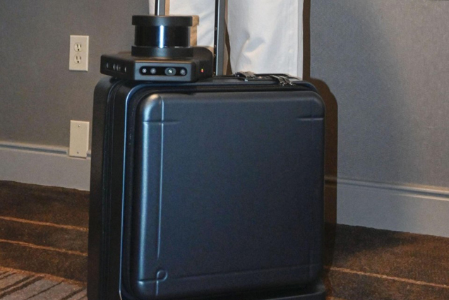 Thiết bị tích hợp AI giúp người khiếm thị di chuyển dễ dàng