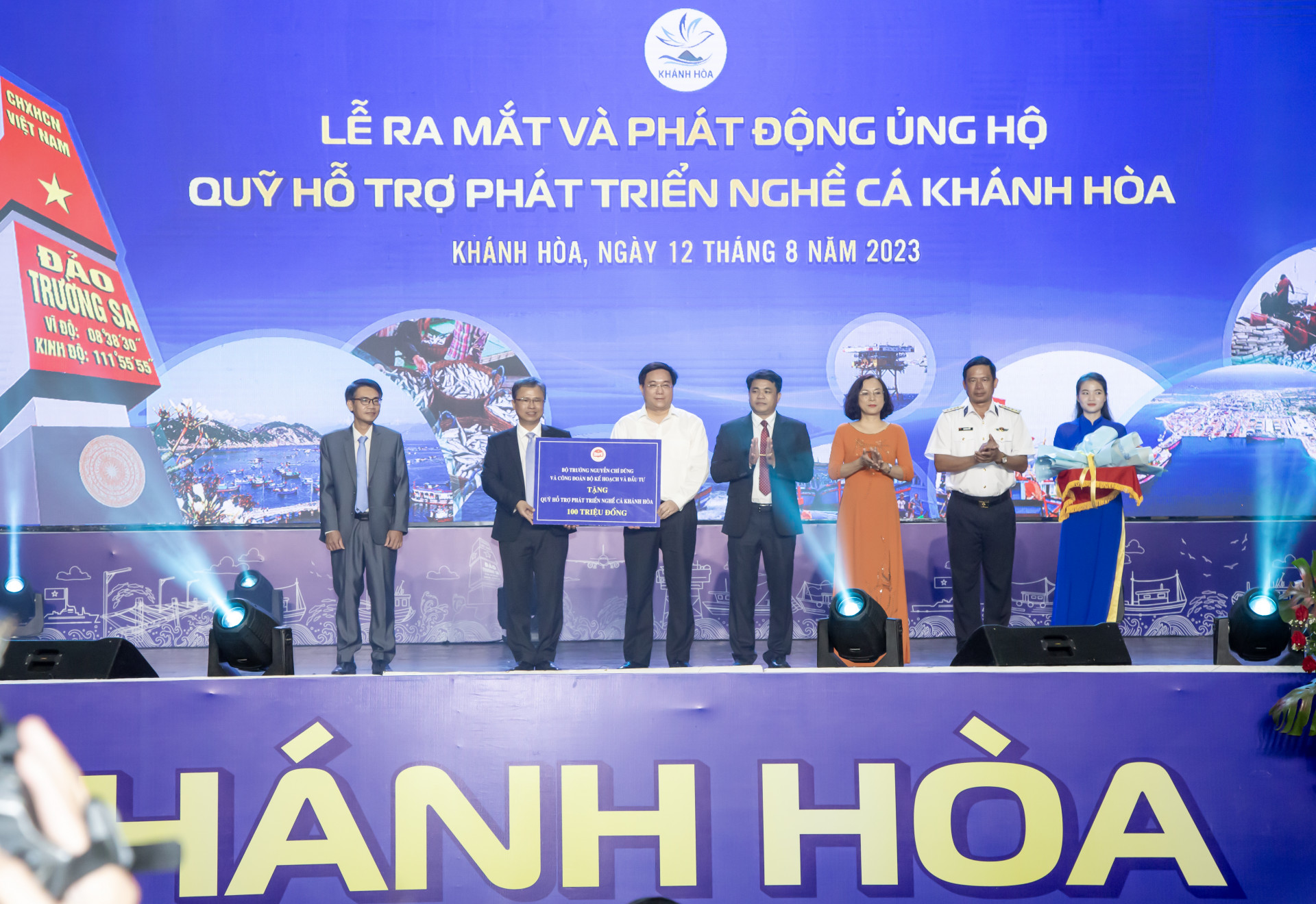 Thứ trưởng Bộ Kế hoạch và Đầu tư Nguyễn Duy Đông trao số tiền ủng hộ của Bộ trưởng Bộ Kế hoạch và Đầu tư Nguyễn Chí Dũng, Công đoàn Bộ Kế hoạch và đầu tư cho quỹ