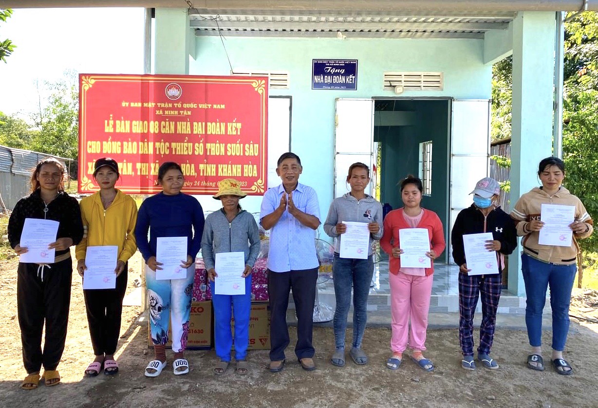 Mặt trận xã Ninh Tân:: Bàn giao 8 căn nhà đại đoàn kết cho hộ nghèo, cận nghèo thôn Suối Sâu