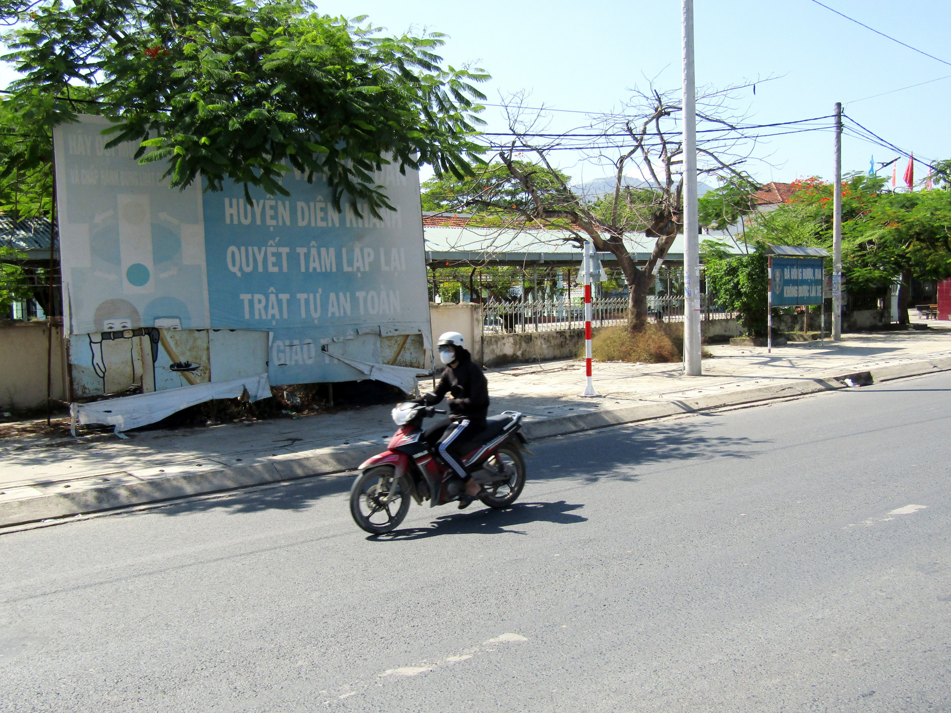 Tiếng nói nhân dân Cần làm mới pa nô tuyên truyền.