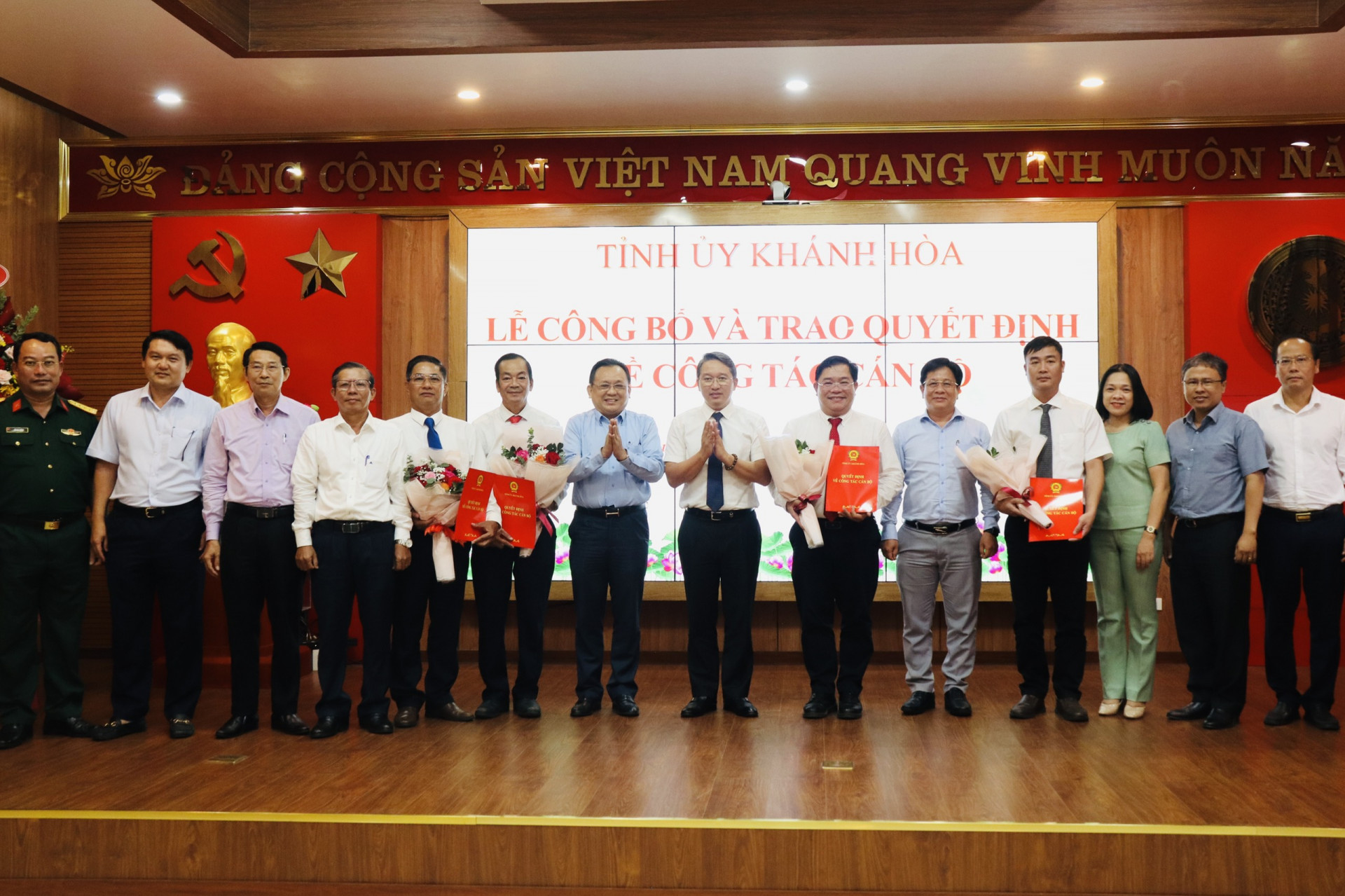 Bí thư Tỉnh ủy Nguyễn Hải Ninh và các đồng chí lãnh đạo tỉnh chụp ảnh lưu niệm với các đồng chí cán bộ vừa được nhận nhiệm vụ mới