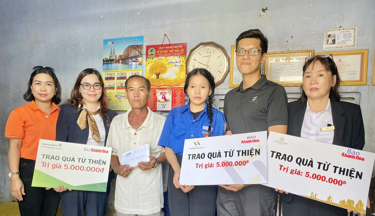 Đại diện các đơn vị trao tiền ủng hộ cho em Hồ Thị Thu Dậu