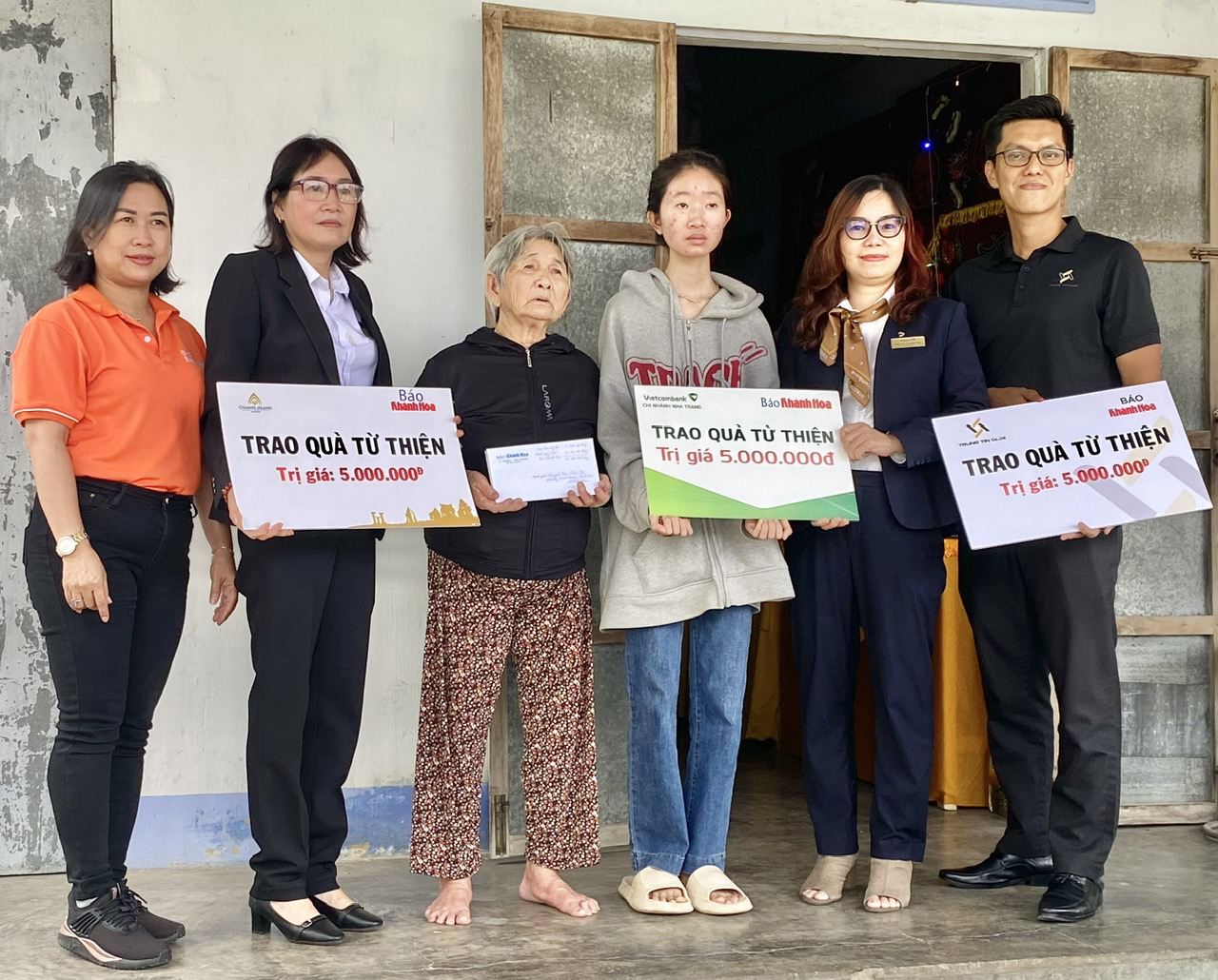 Đại diện các đơn vị trao tiền ủng hộ cho em Huỳnh Thị Kim Phú