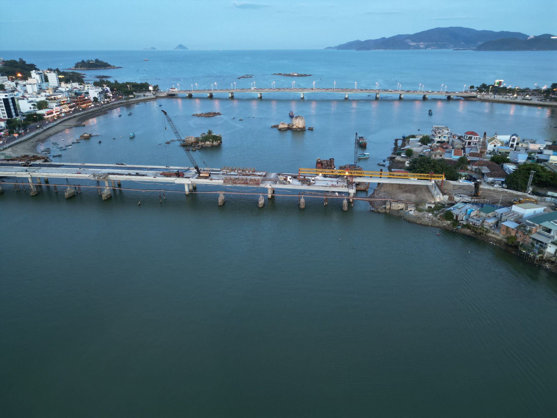Khoảng 19 giờ ngày 17-8, công trình cầu Xóm Bóng đã chính thức hợp long ở nhịp cuối của công trình.