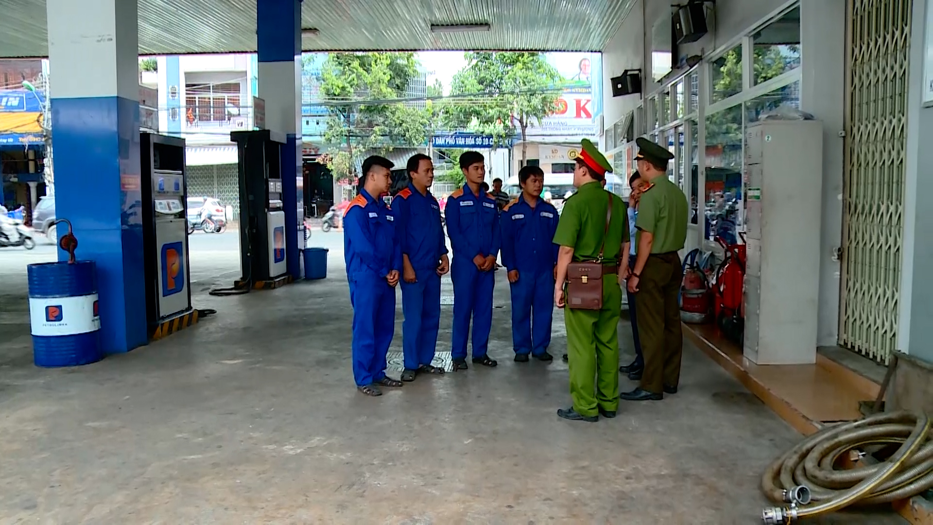 Lực lượng công an cơ sở trao đổi công tác nghiệp vụ với các thành viên Đội tự quản về an ninh trật tự của Công ty xăng dầu Phú Khánh.