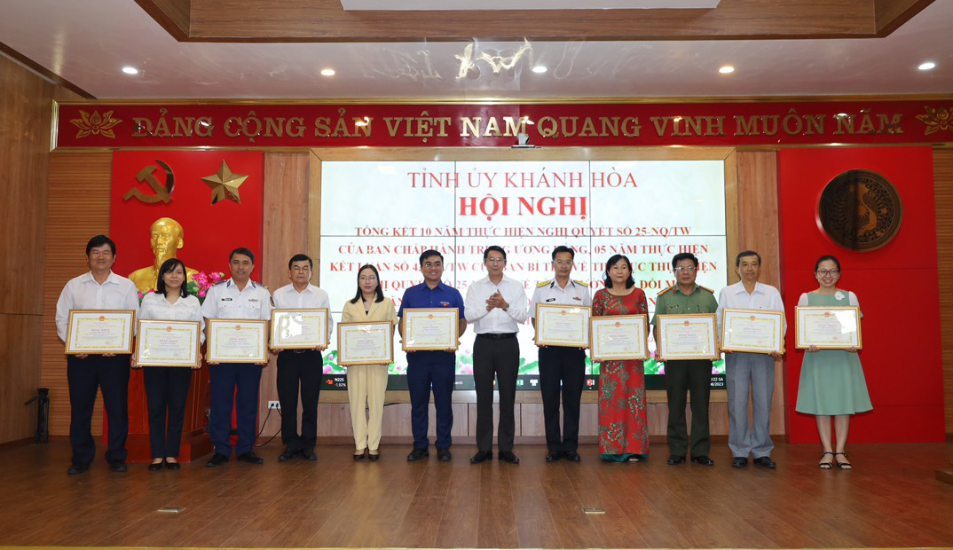 Đồng ch&iacute; Đinh Văn Thiệu trao bằng khen của UBND tỉnh cho c&aacute;c c&aacute; nh&acirc;n