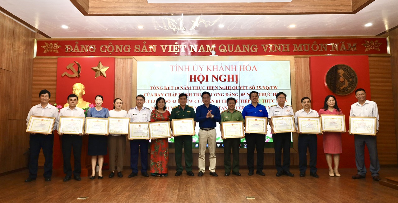 Đồng ch&iacute; Nguyễn Khắc To&agrave;n trao bằng khen của UBND tỉnh cho c&aacute;c tập thể